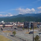 駅の歩道橋上から城跡を見下ろす