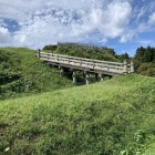 主郭北側の空堀と橋