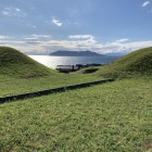 郭内から西側開口部と函館山