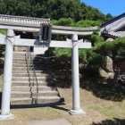 神社は一段高いところに