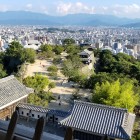 ②	天守から見た湯築城と道後温泉の方向