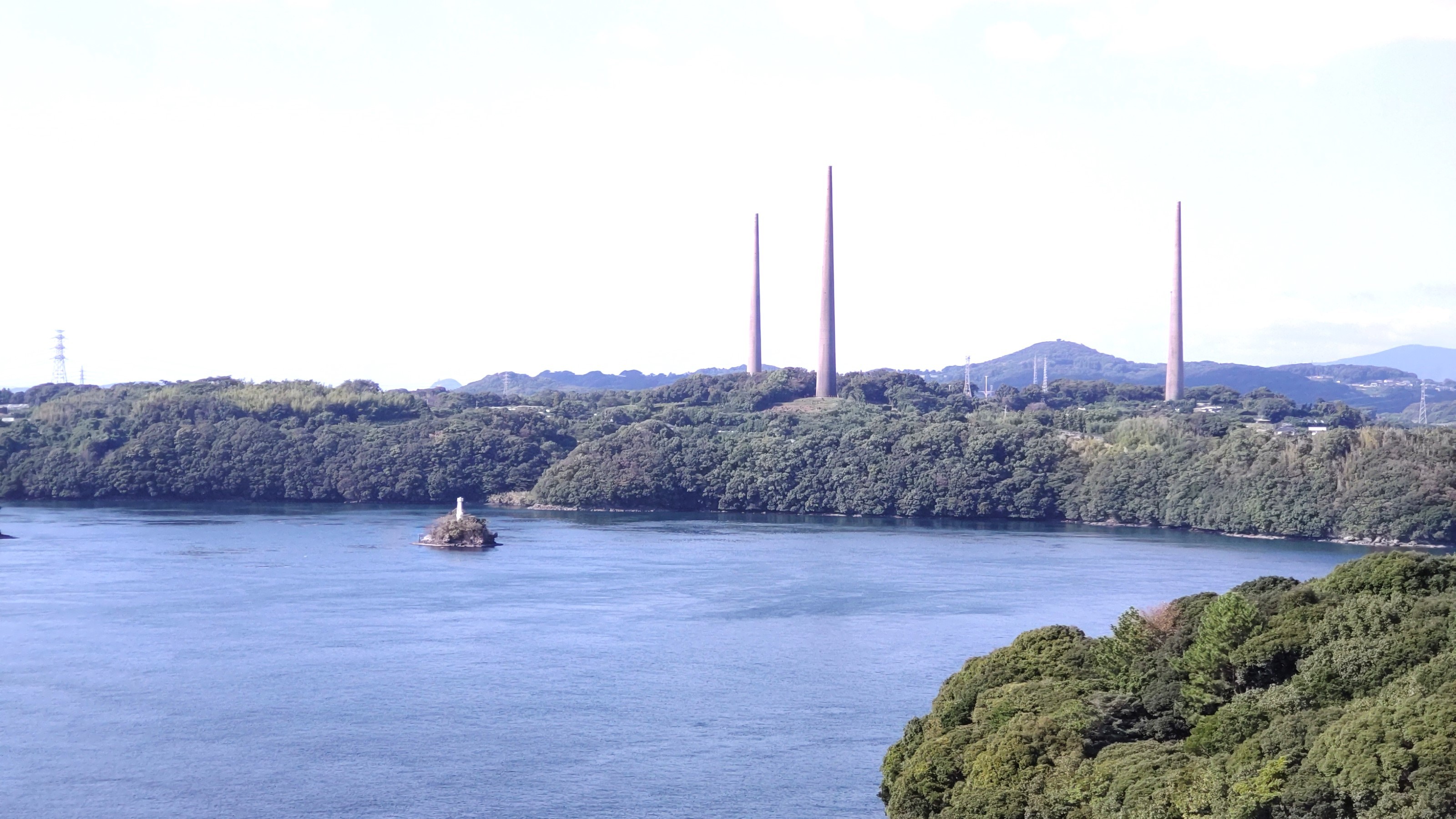 ①	針尾送信所（右）と針尾城（左）遠景