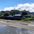 ①	球磨川（大橋）から眺めた人吉城全景