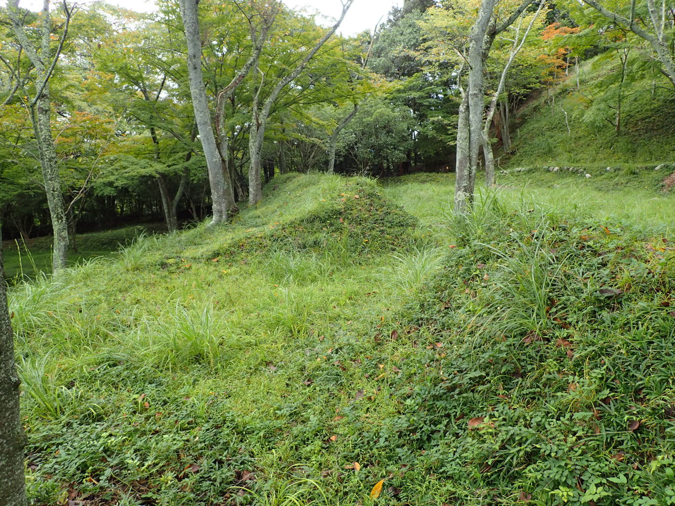 ①虎口と土塁