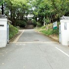 ①若草小学校(奥に城跡碑)