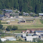 山頂近くから江馬氏下館を見る