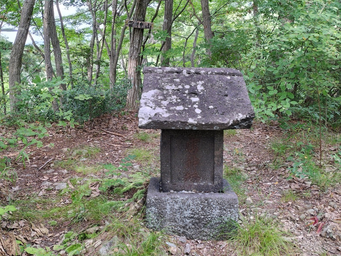 雷神塔の祠と雷神山山頂風景