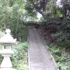 ４号堀からに東流れの神社階段