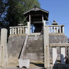 小丘の砦に鎮座する八幡神社本殿