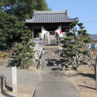 小丘の砦に鎮座する八幡神社拝殿