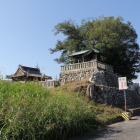 東より太閤山砦跡／八幡神社を見上げる