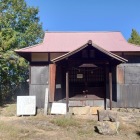 主郭に建つ石鉄神社