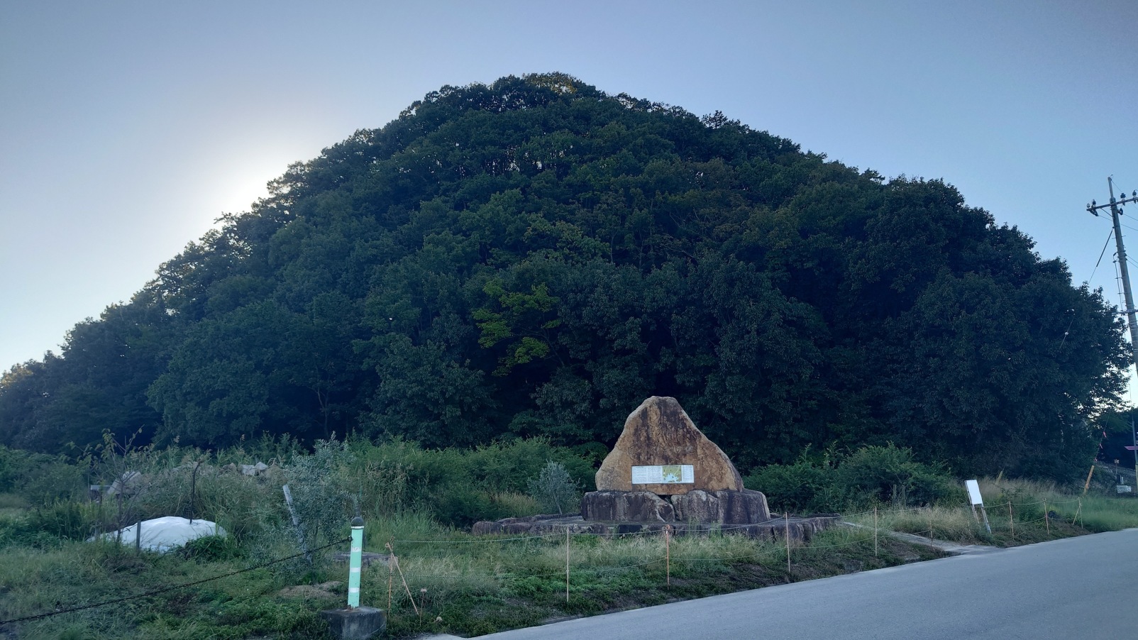 全景と石碑