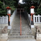 ③忍陵(しのぶがおか)神社階段下