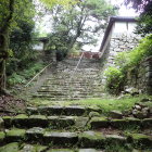 ①階段を登った先が荒神山神社