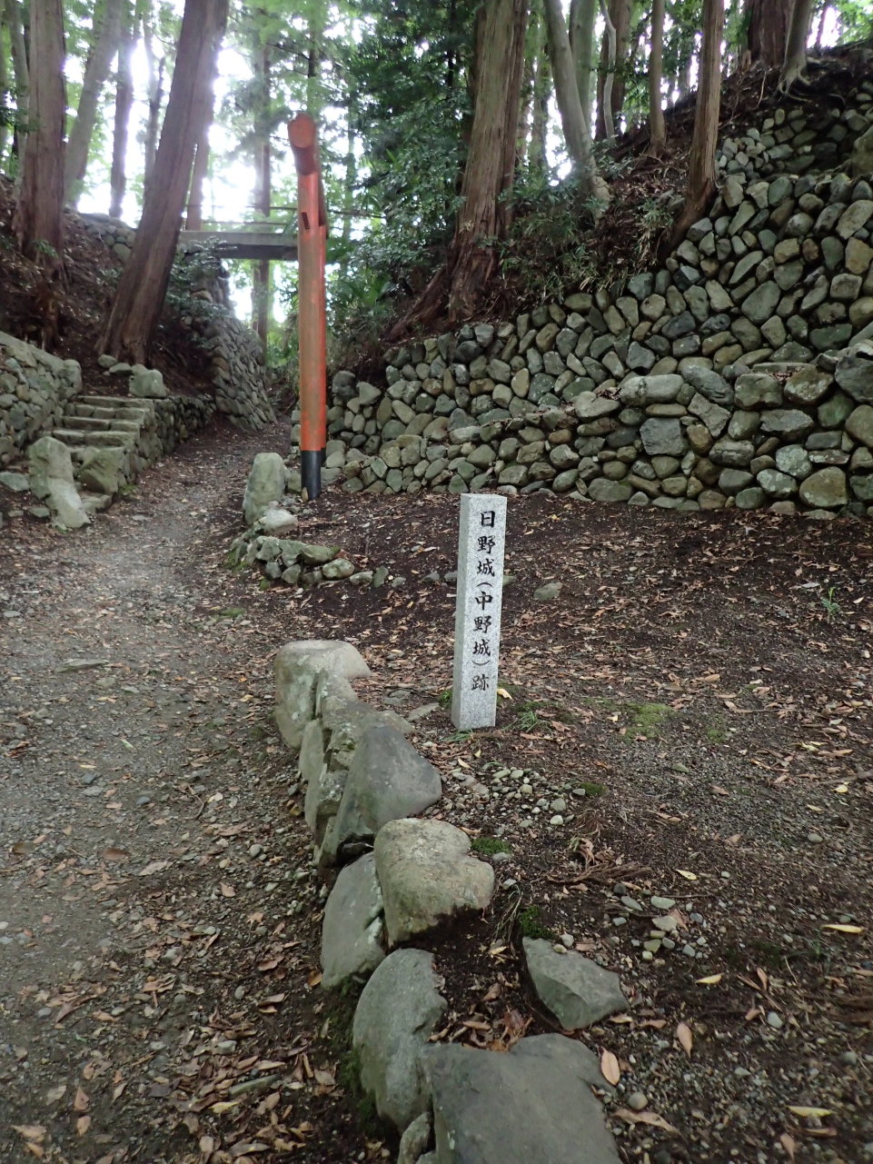 ①城跡碑と堀切と石垣と橋