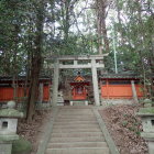 ⑦八坂神社(背後に土塁が見える)