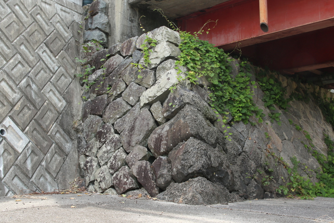 大手橋下の石垣