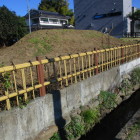 西側道路から見える土塁の一部