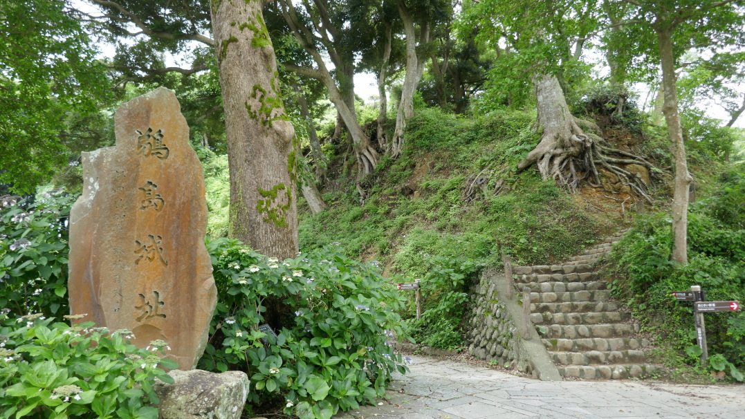 本丸下の城址碑