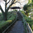 南東角高土塁上東屋を北より