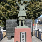 生品神社入り口前の新田義貞像