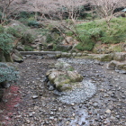 擬宝珠橋より水が抜かれた日本庭園中池を見る