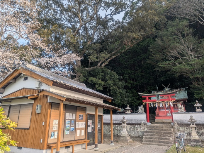 麓にある八幡神社
