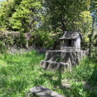 土塁上の祠