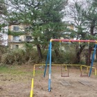 遊具背後に土塁が…