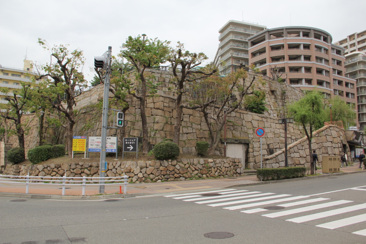 南東角