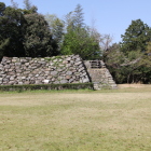 天守台、右奥に大島桜が有るが目立たない