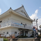 史料館前