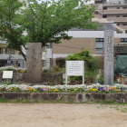 花隈城跡碑と東郷の井・碑