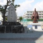 相良城趾碑と田沼意次公像