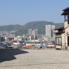 空き地より覗く六甲山系、丘陵に居る事が分かる