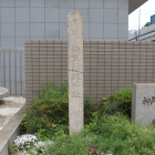 同左隣の石碑