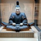 ②	有馬晴信像（遺産記念館より）