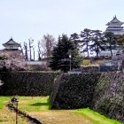 ⑥	三ノ丸より本丸を眺める