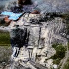 ④	大手階段の発掘調査時の様子（説明板より）