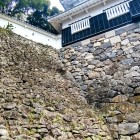 ②	喜前の石垣（左）と清正指南後の石垣（右）