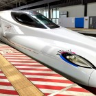 ⑨	西九州新幹線かもめ（武雄温泉駅にて）