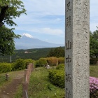 石碑越しの富士山