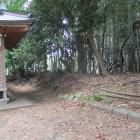 社殿右の土塁