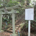 主郭への階段と説明板