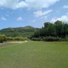 麓の城と背後の城山