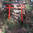主郭。五社大明神の後背に土塁がめぐる