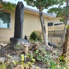 碑は土塁上