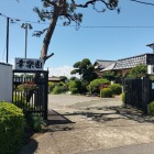 表玄関に廻る