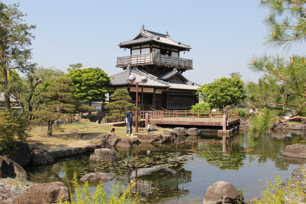 天守風展望台北面を池越しに観る